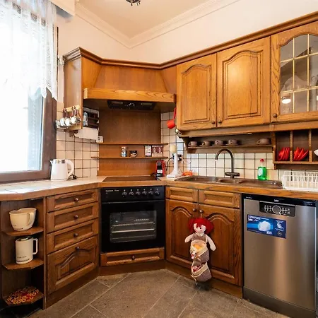 Sofia Chalet Néa Péramos